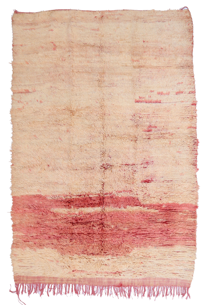 Tapis berbère aux tons beige et rose, avec des motifs abstraits et un design minimaliste.