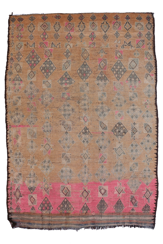 Tapis berbère aux motifs géométriques noirs et roses sur fond beige, apportant une touche artisanale et colorée.