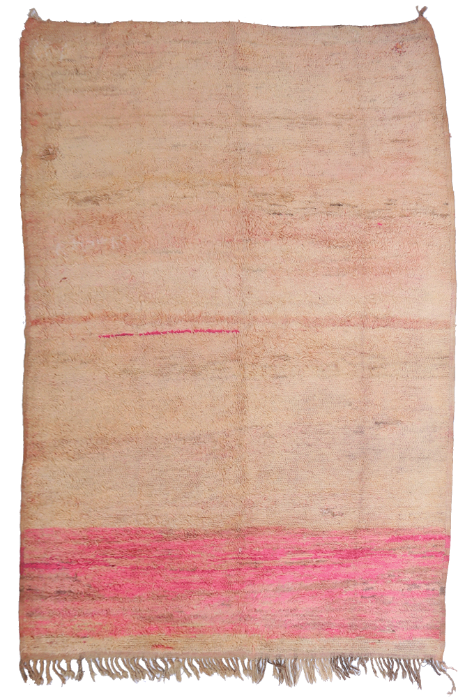 Tapis berbère aux teintes naturelles avec un motif coloré en rose et des nuances beige, léger et doux au toucher.