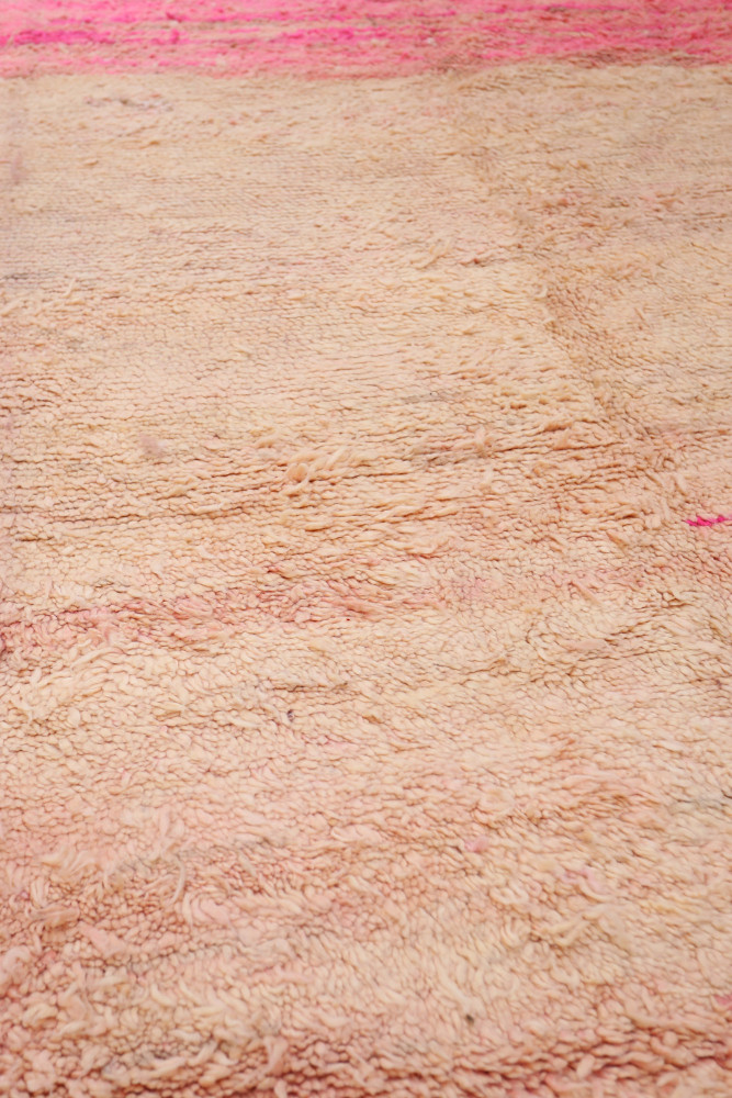Tapis berbère aux teintes rose et beige, avec un motif doux et texturé, idéal pour un décor chaleureux et moderne.