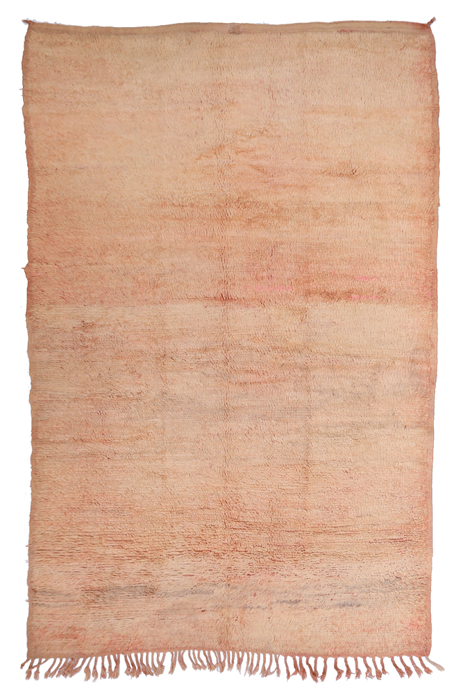 Tapis berbère en tons roses et beige avec un motif simple, tissé à la main, apportant élégance et chaleur à votre intérieur.