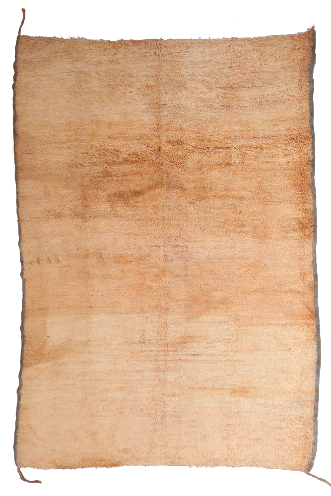 Tapis berbère en laine, couleur crème avec des nuances beige, au design minimaliste et à texture douce.