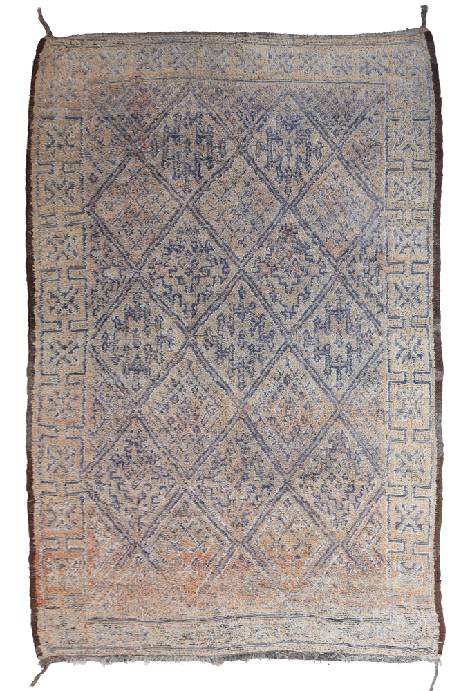 Tapis berbère aux motifs géométriques en bleu et beige, rehaussé de dégradés subtils et de textures raffinées.