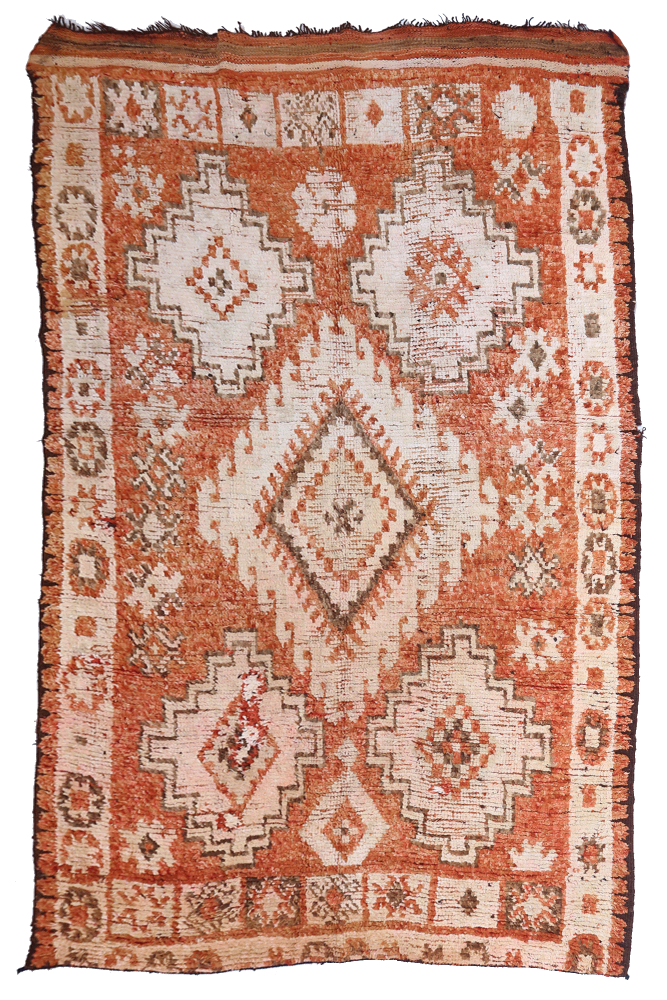 Tapis berbère aux motifs géométriques dans des tons de rouge, abricot et blanc, ajoutant une touche artisanale à votre intérieur