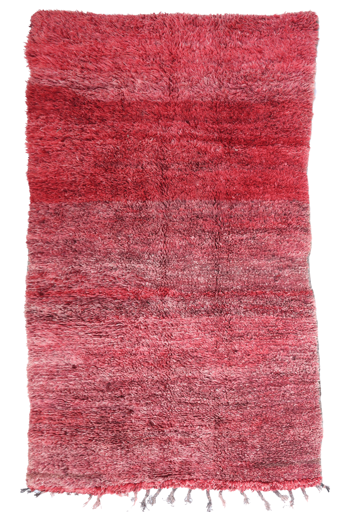 Tapis berbère en dégradé de rouge avec motifs modernes et texture douce pour un intérieur chaleureux et contemporain.