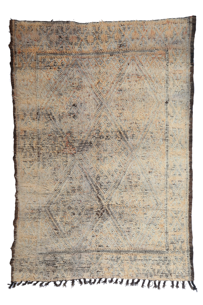Tapis berbère aux motifs géométriques en beige et gris, ajoutant une touche artisanale et chaleureuse à votre intérieur.