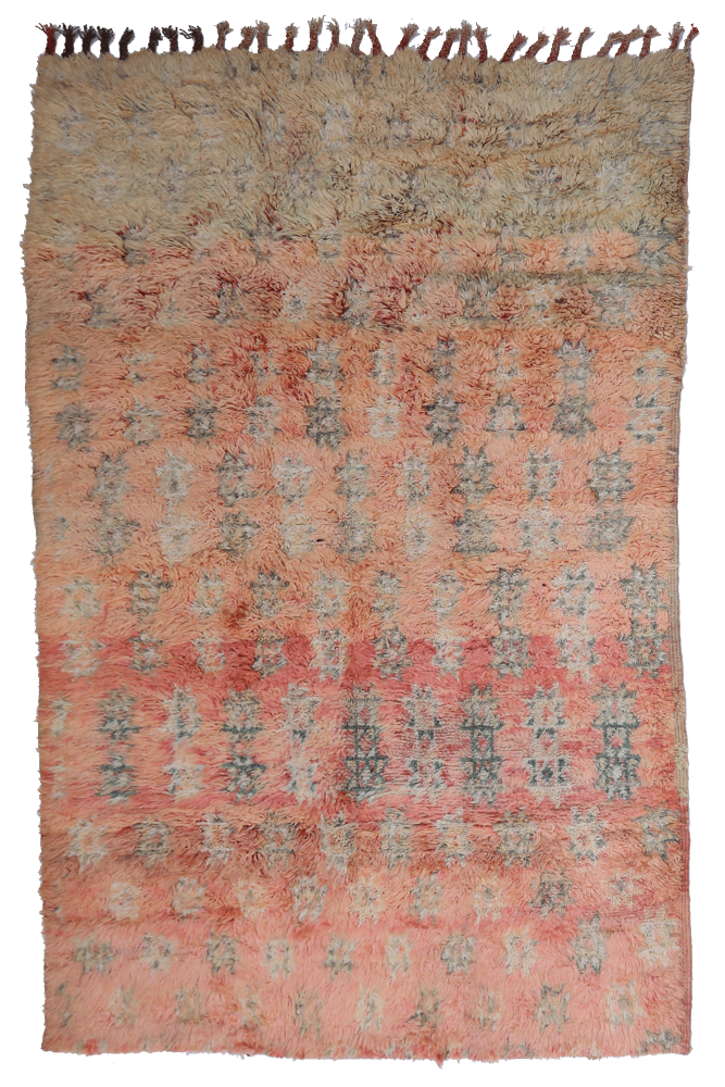Tapis berbère aux teintes douces de rose et beige, orné de motifs géométriques subtils en filigrane.