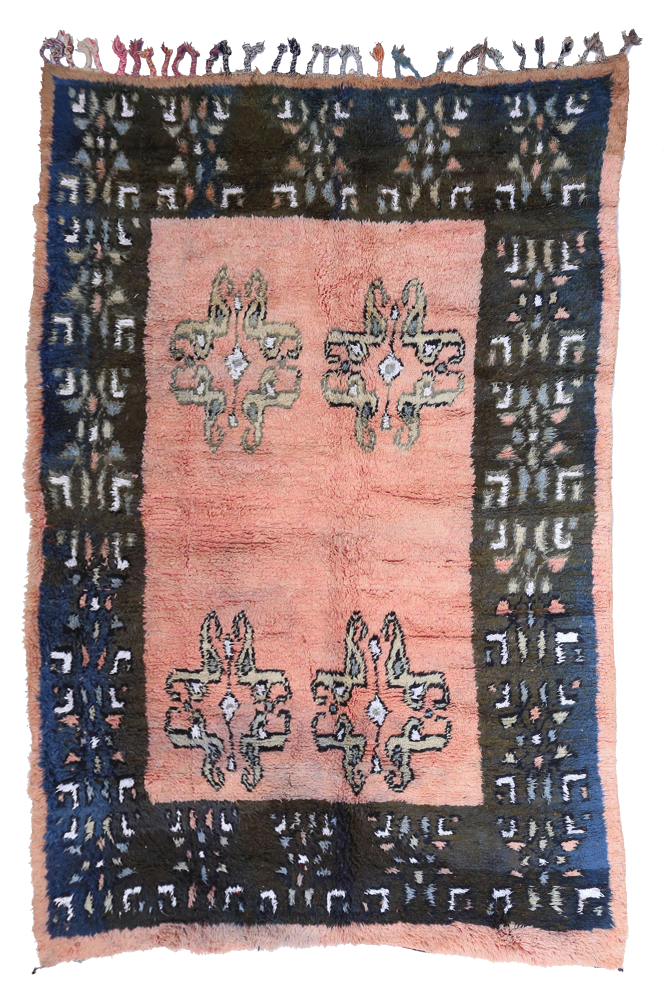 Tapis berbère aux motifs géométriques, dominé par des tons rose, bleu et noir, avec des détails élégants.