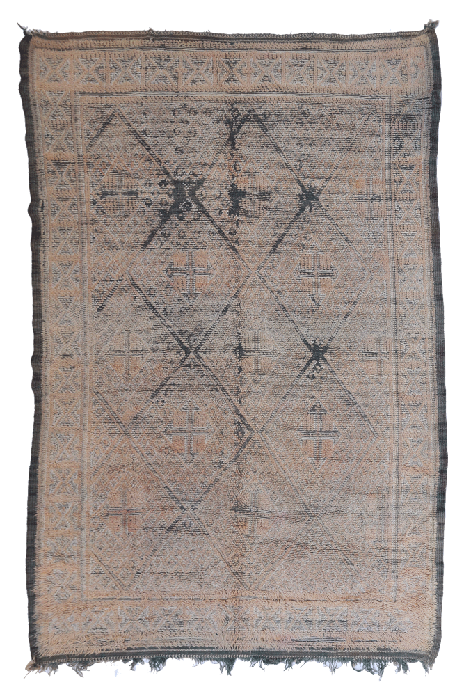 Tapis berbère aux motifs géométriques raffinés, dominé par des teintes beiges et grises, ajoutant une touche d\'élégance.