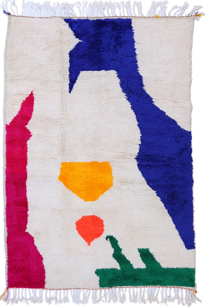 Bunter Berber-Teppich mit geometrischen Mustern in Blau, Rosa, Gelb und Grün auf hellem Hintergrund.
