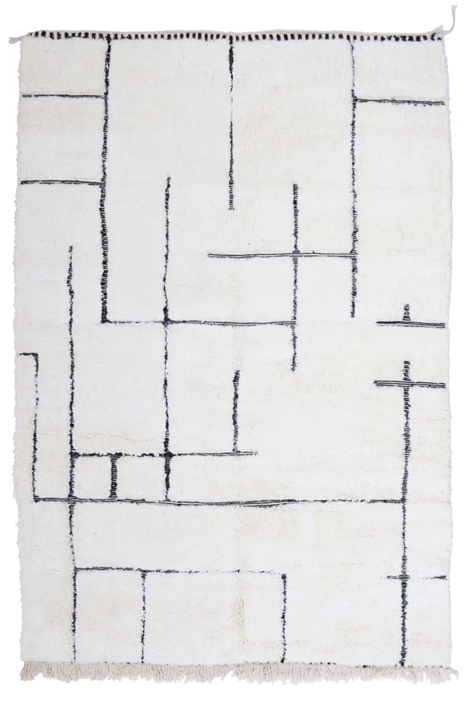 Tapis berbère blanc avec des motifs géométriques noirs, offrant un style moderne et élégant.