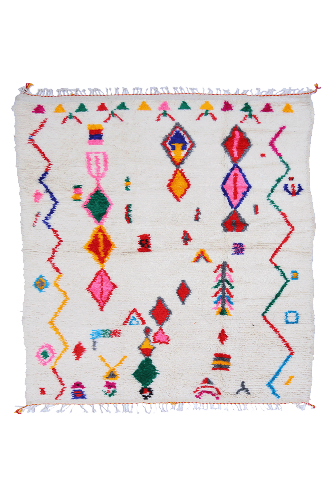 Bunter Berber-Teppich mit lebendigen geometrischen Mustern auf beige Grund, perfekt für ein modernes Interieur.