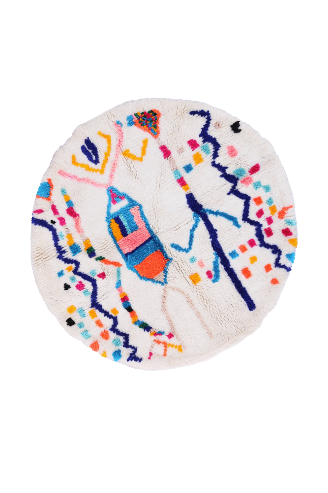 Runder Berber-Teppich mit bunten Mustern, Mischung aus Blau, Rosa und Orange auf cremefarbenem Hintergrund, moderner und künstle