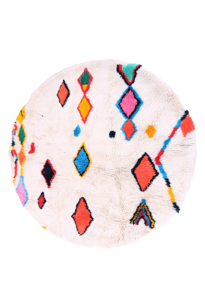 Tapis berbère rond aux motifs colorés en losanges, dominé par des tons pastel et des touches vives de bleu, rouge et jaune.