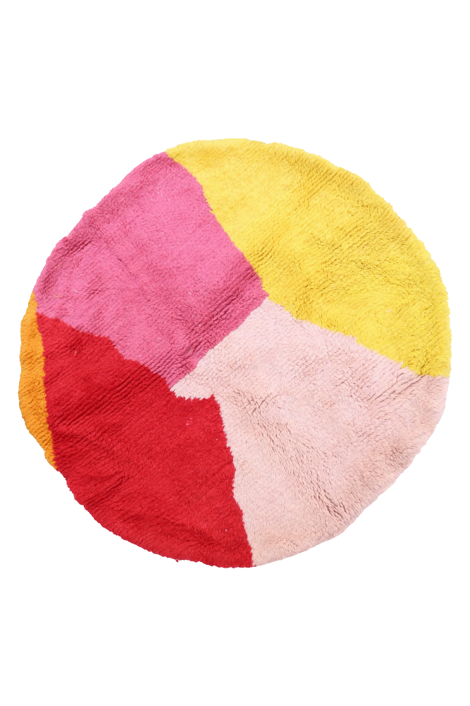 Tapis berbère rond aux couleurs vives avec des motifs géométriques en rose, jaune, rouge et beige.