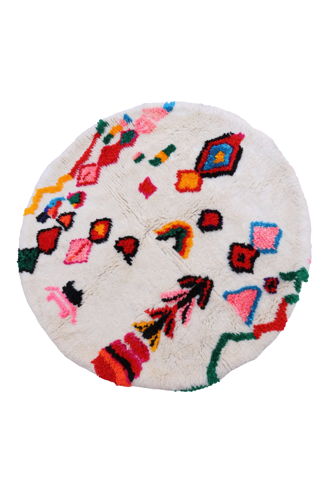 Tapis berbère rond aux motifs colorés avec des designs géométriques sur fond blanc, ajoutant une touche bohème à votre intérieur