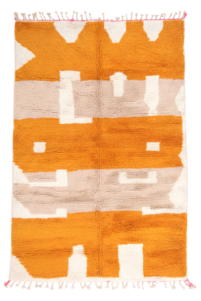 Tapis berbère aux motifs géométriques en orange, beige et blanc, ajoutant une touche moderne et chaleureuse à tout intérieur.