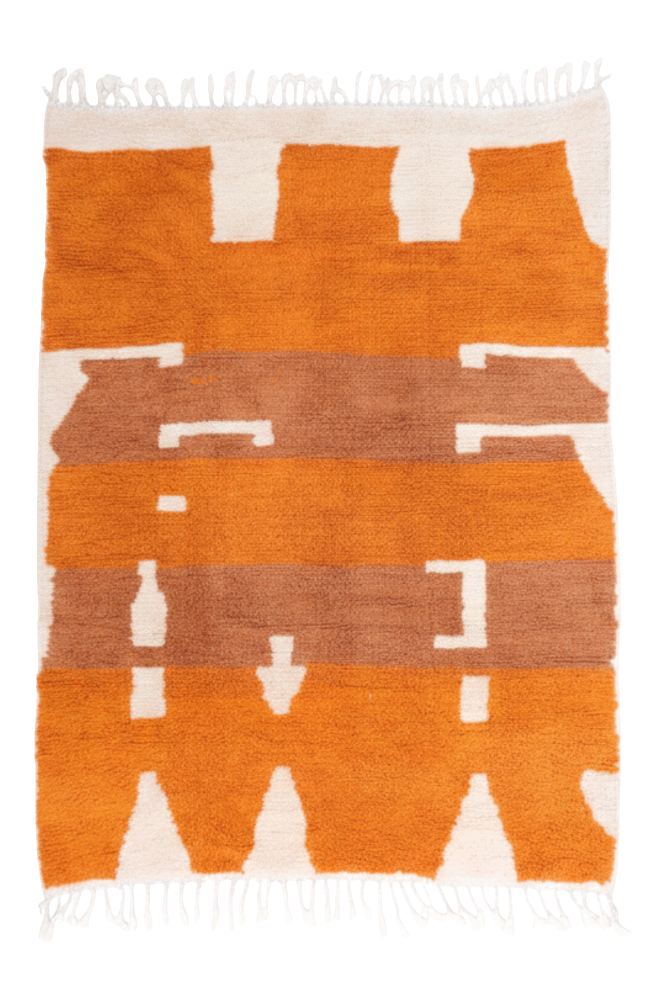 Tapis berbère aux tons orange et marron, avec des motifs géométriques distincts sur fond crème.