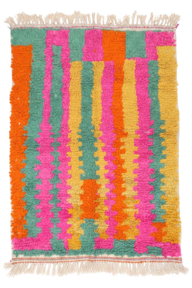 Tapis berbère aux motifs géométriques colorés, principalement en rose, orange, jaune et turquoise.
