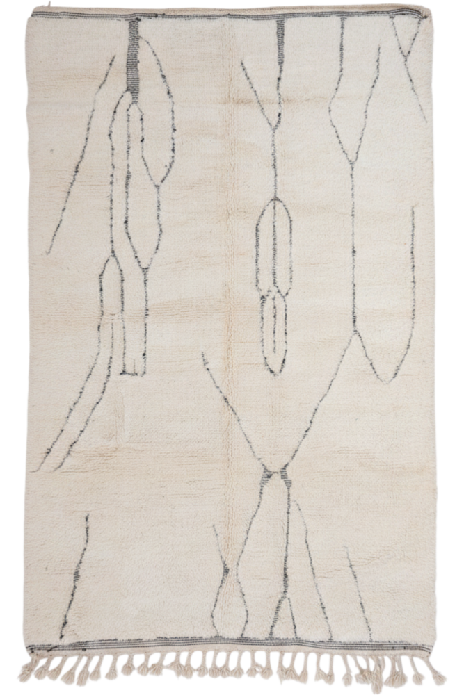 Tapis berbère au style minimaliste, avec des couleurs beige et gris, ornés de motifs abstraits et de franges délicates.