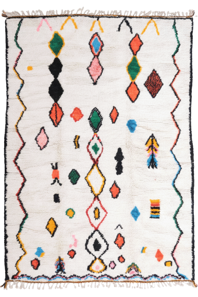 Tapis berbère coloré aux motifs géométriques vifs sur fond blanc, idéal pour une décoration moderne et chaleureuse.