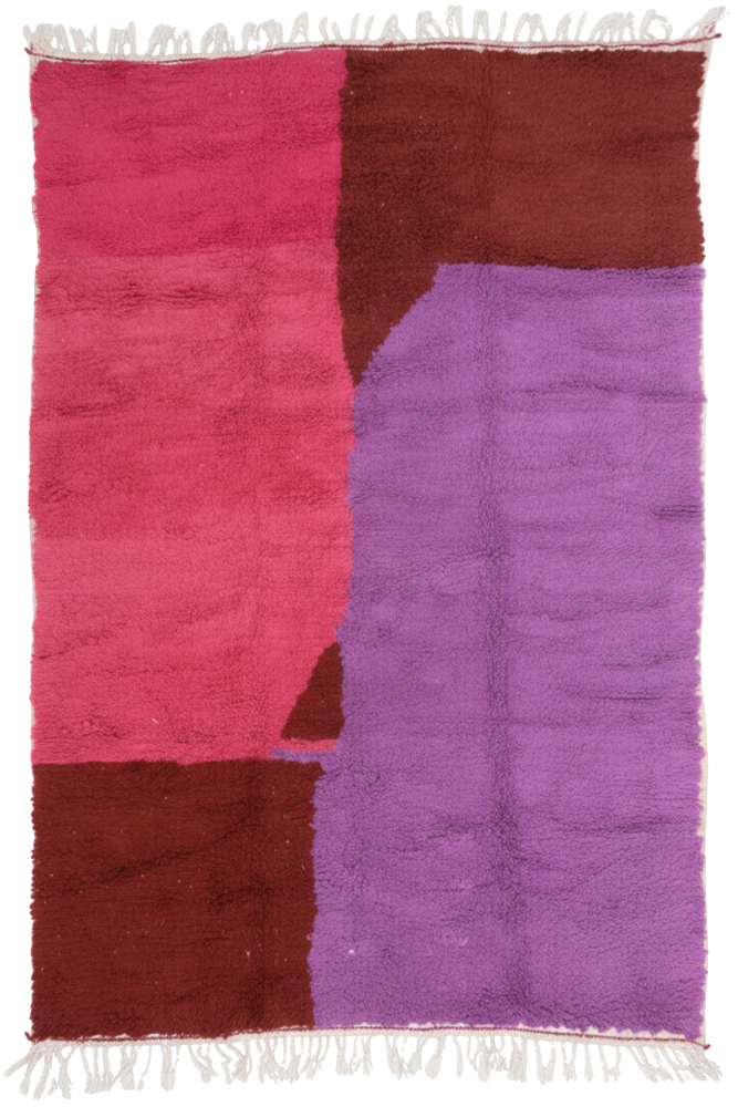 Tapis berbère aux couleurs vives avec des motifs géométriques en rose, violet et marron.