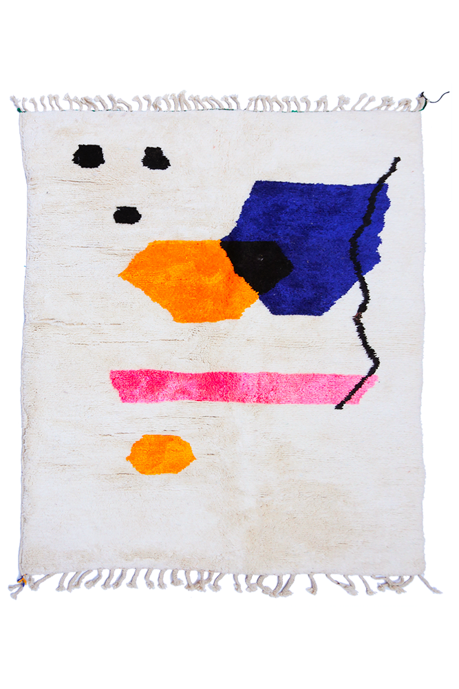 Tapis berbère moderne avec des motifs géométriques en bleu, orange, noir et rose sur fond crème.