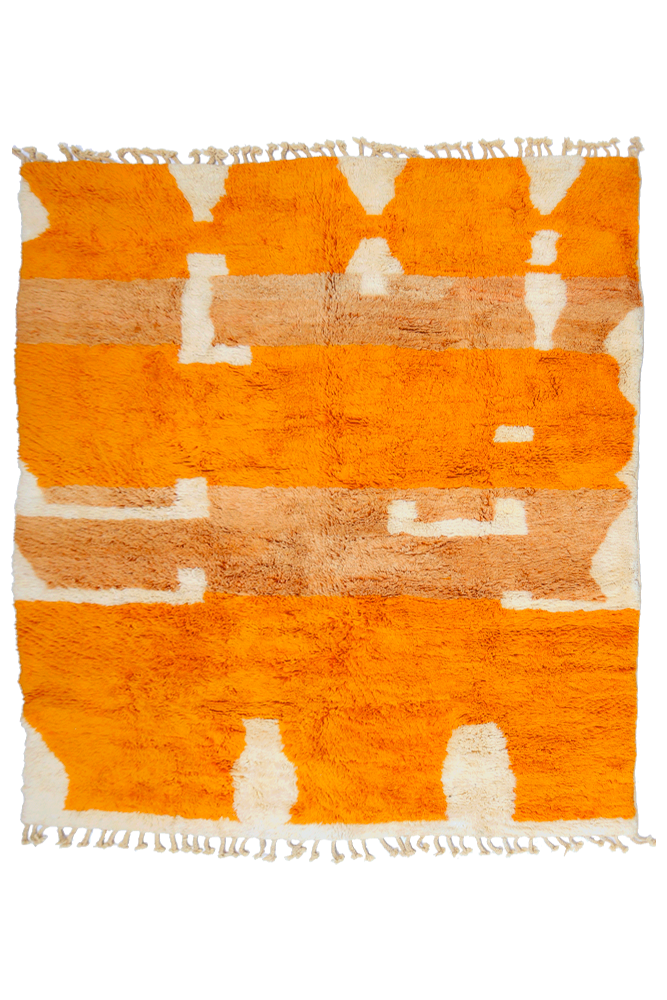 Tapis berbère aux motifs géométriques, couleurs vives orange et crème, ajoutant chaleur et style à votre intérieur.