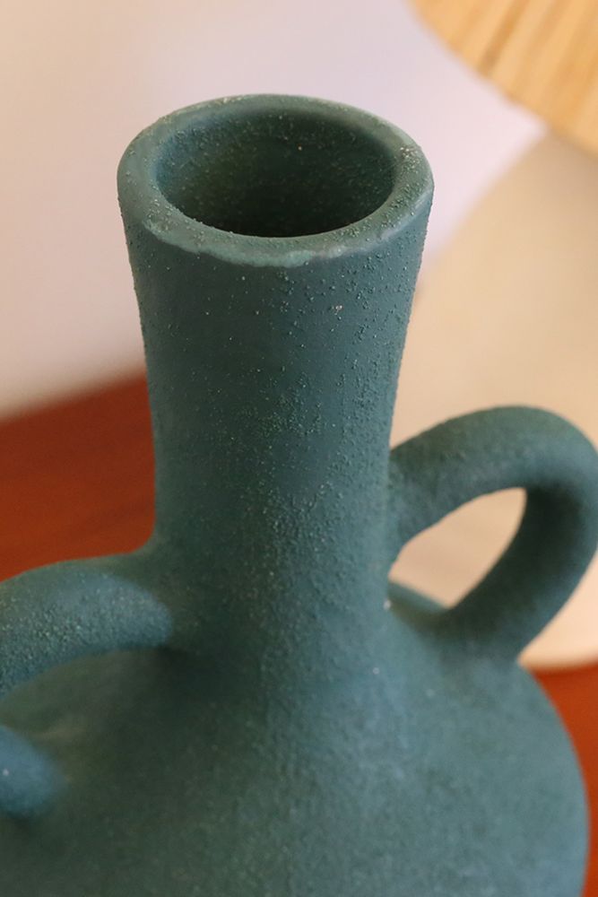 Jarrón de cerámica azul pato con asas. Hecho a mano en Marruecos.