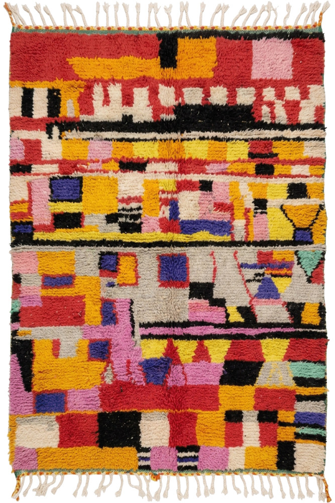 Tapis berbère coloré avec des motifs géométriques vifs et des teintes rouge, jaune, noir et bleu.