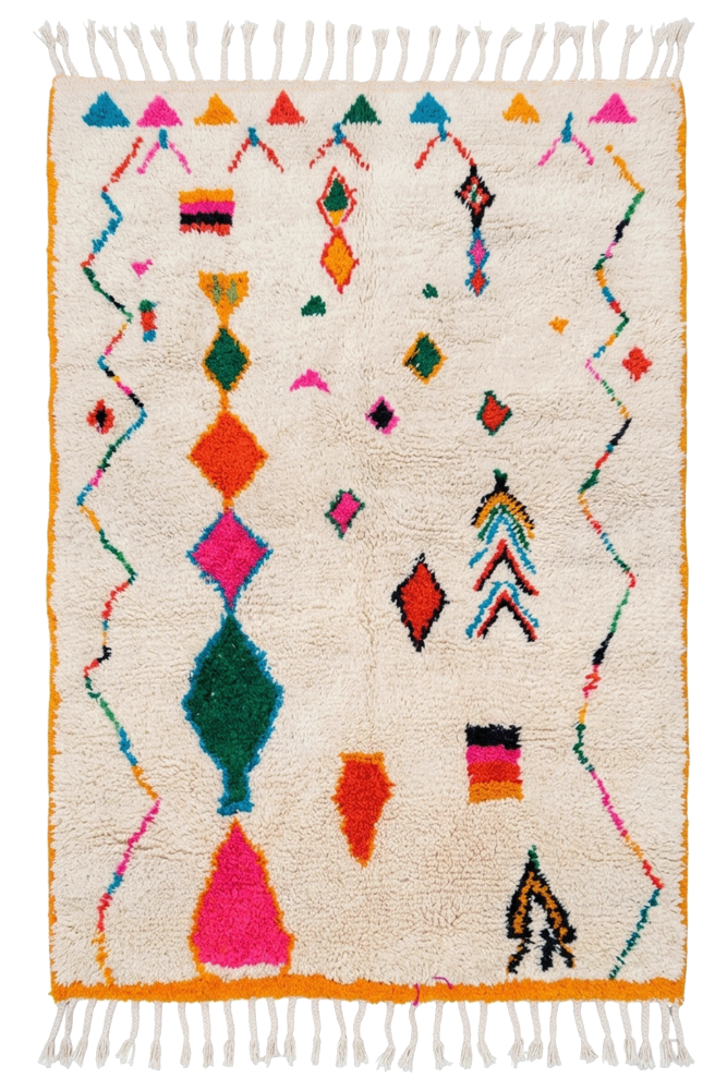Tapis berbère aux motifs colorés, dominé par le blanc, le rose, le bleu et le vert avec des formes géométriques.