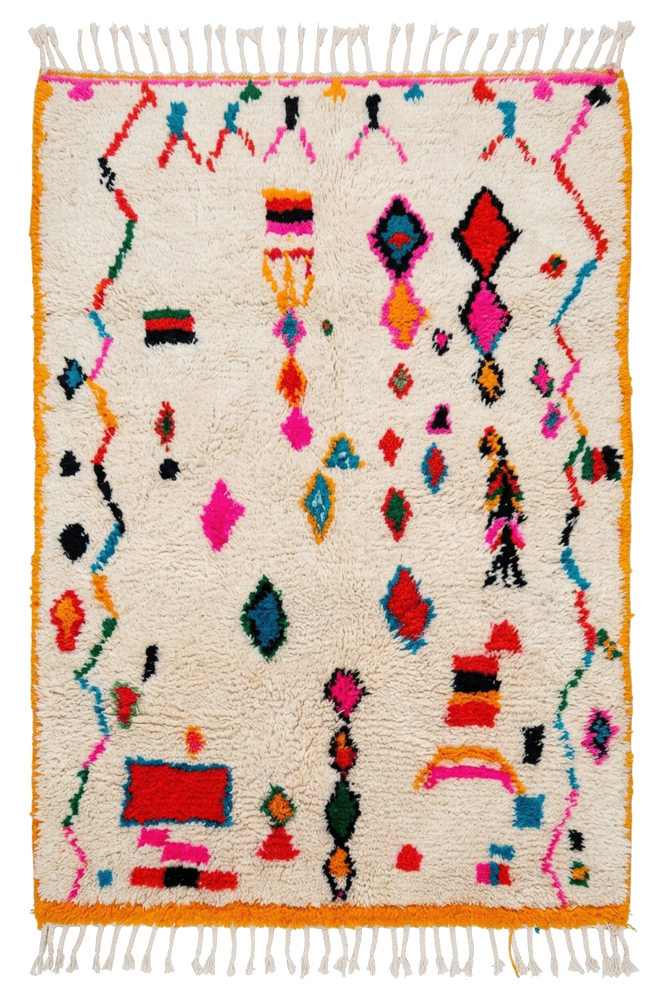 Tapis berbère aux motifs géométriques vifs, dominé par des couleurs comme le rose, le bleu et le noir sur fond crème.