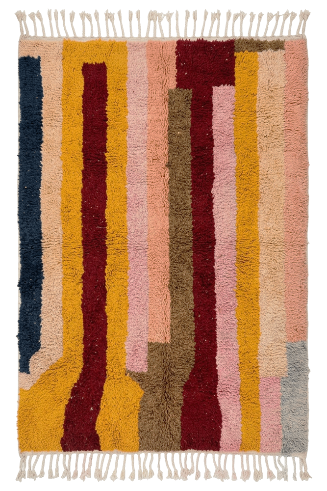 Tapis berbère aux couleurs vives avec des motifs géométriques en rose, rouge, jaune et bleu.
