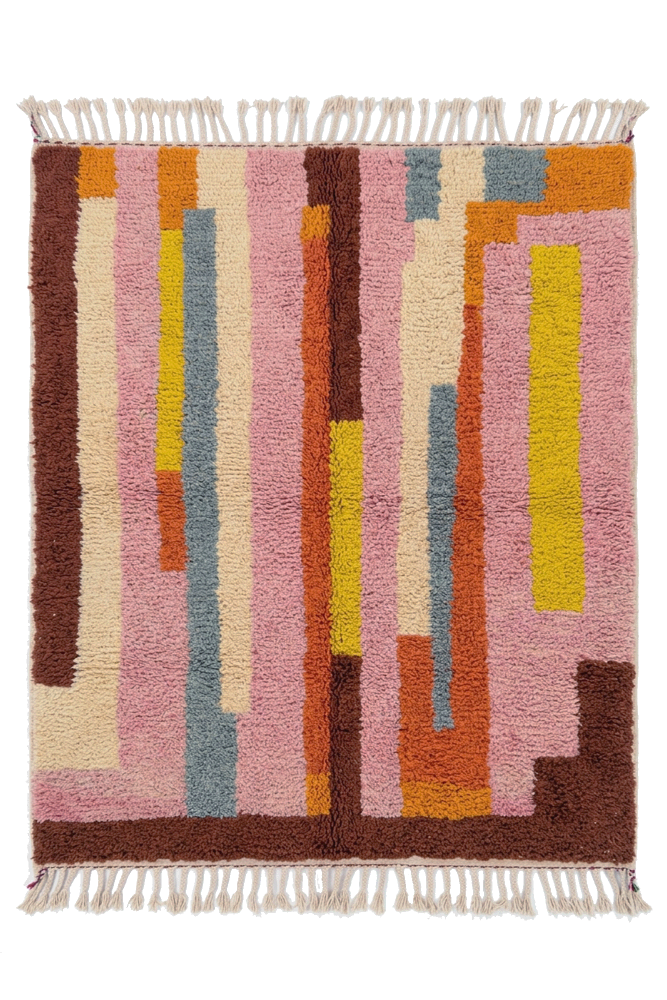 Tapis berbère aux motifs géométriques colorés, dominé par le rose, l\'orange et le jaune, avec des touches de bleu et de brun.