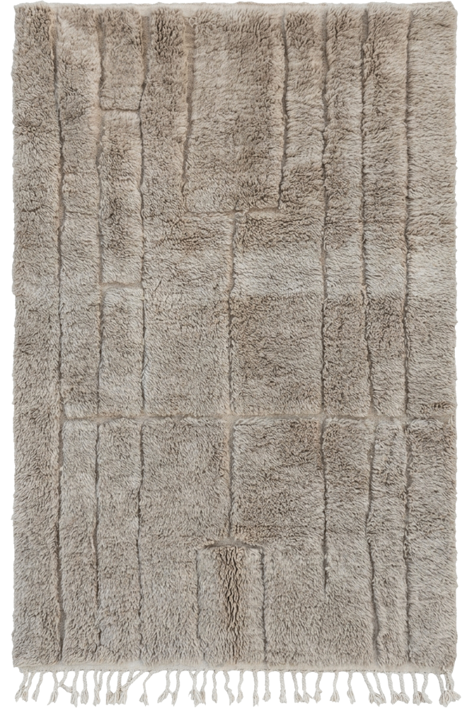 Tapis berbère en laine beige avec des motifs géométriques raffinés et une texture douce et chaleureuse.