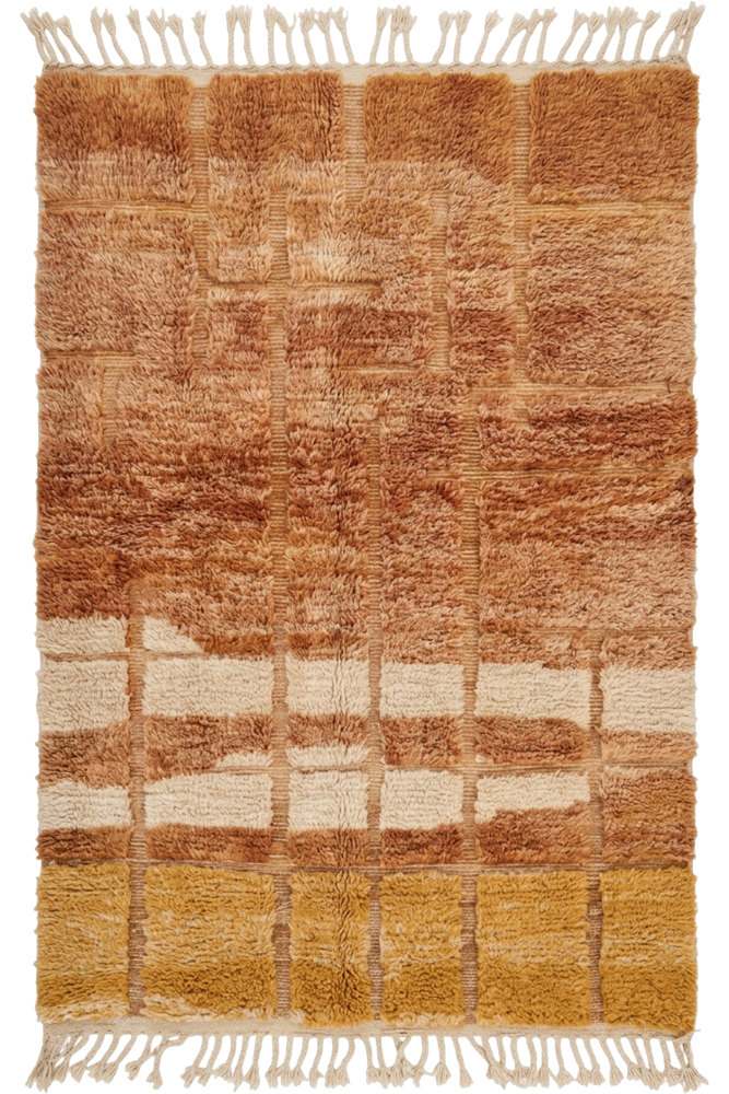 Tapis berbère aux tons terreux, motifs géométriques en losanges et rayures, ajoutant une touche chaleureuse et moderne.