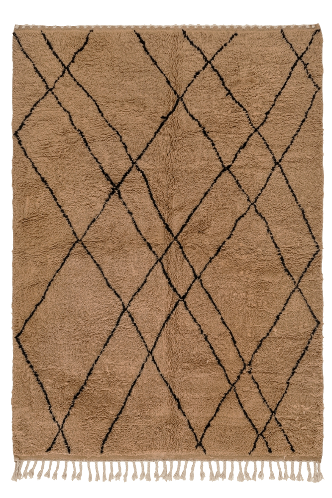 Tapis berbère beige avec motifs géométriques noirs et franges, parfait pour un intérieur moderne et chaleureux.