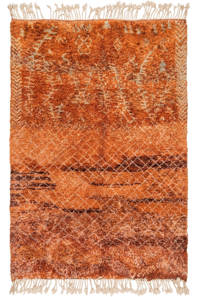 Tapis berbère en teintes ocre et rouille avec des motifs géométriques subtils, ajoutant une touche chaleureuse à votre décoratio