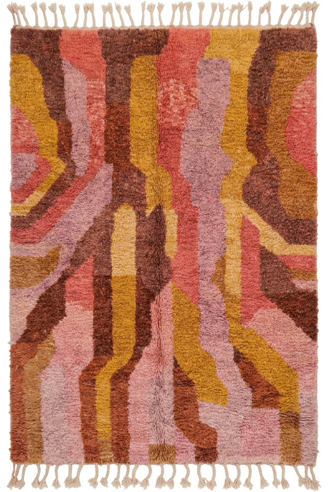 Tapis berbère aux motifs géométriques dans des tons de rose, orange et marron, ajoutant une touche moderne à votre intérieur.