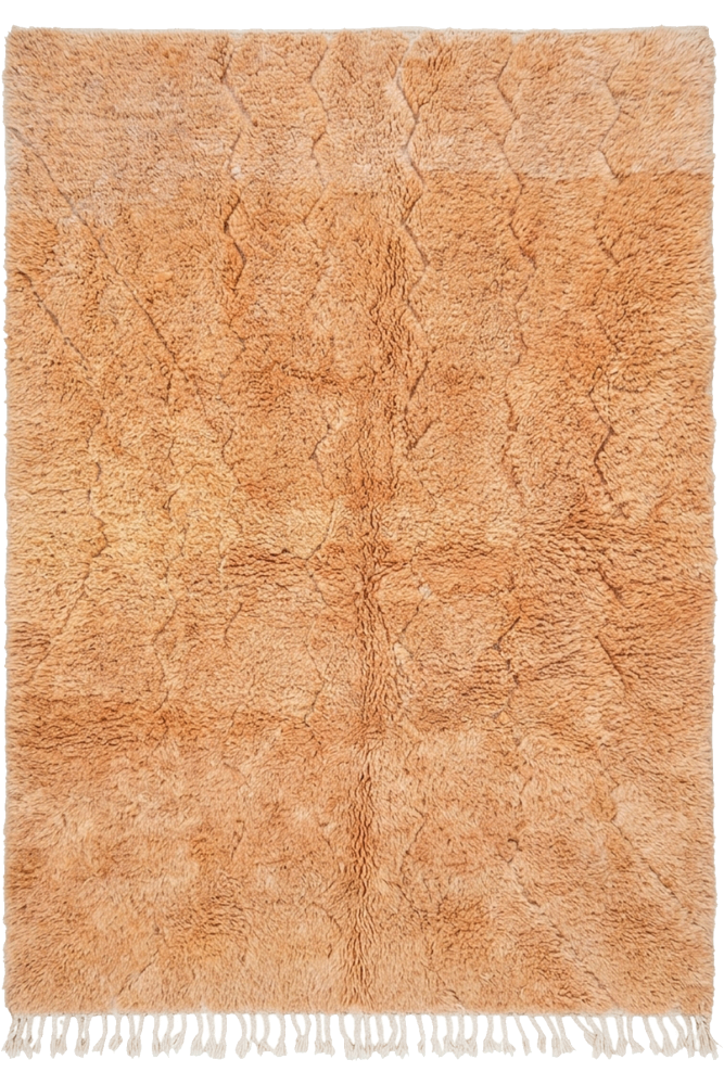 Tapis berbère aux teintes orange, style minimaliste avec motifs géométriques subtils et franges élégantes.