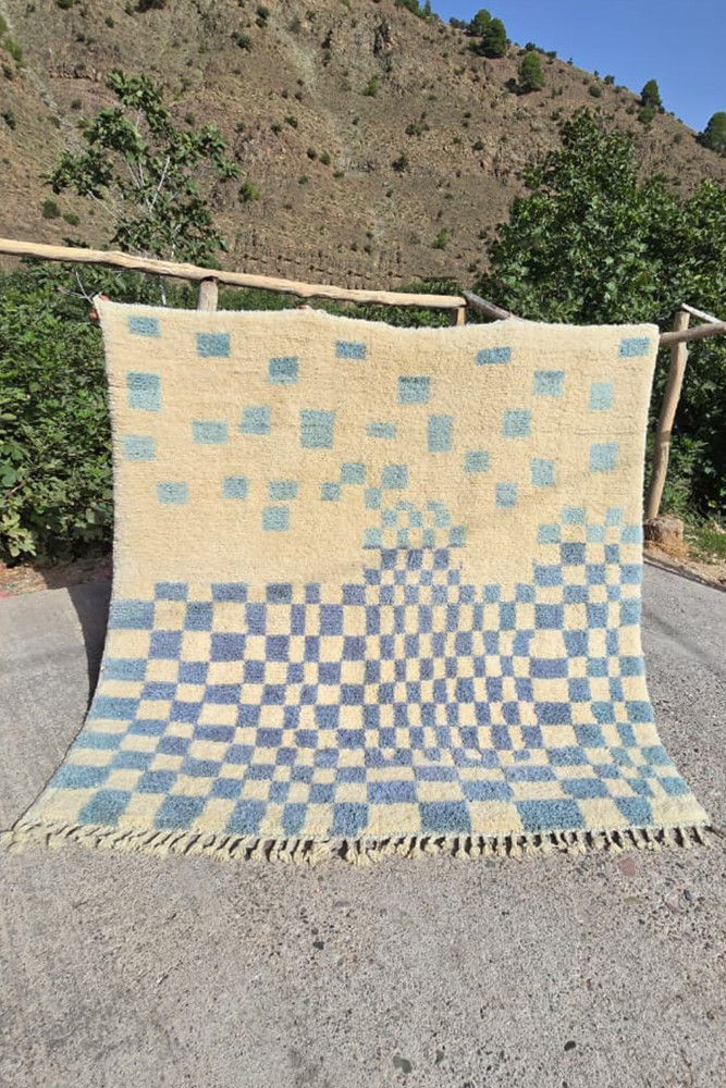 Berber Teppich mit Schachbrettmuster, in einer Mischung aus Beige und Blau mit einem modernen und handgefertigten Design.