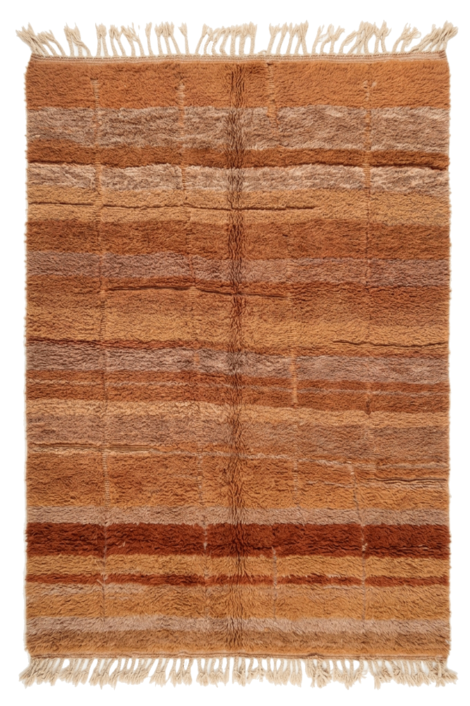 Tapis berbère aux nuances ocres et brunes avec des motifs de rayures douces, idéal pour une ambiance chaleureuse.