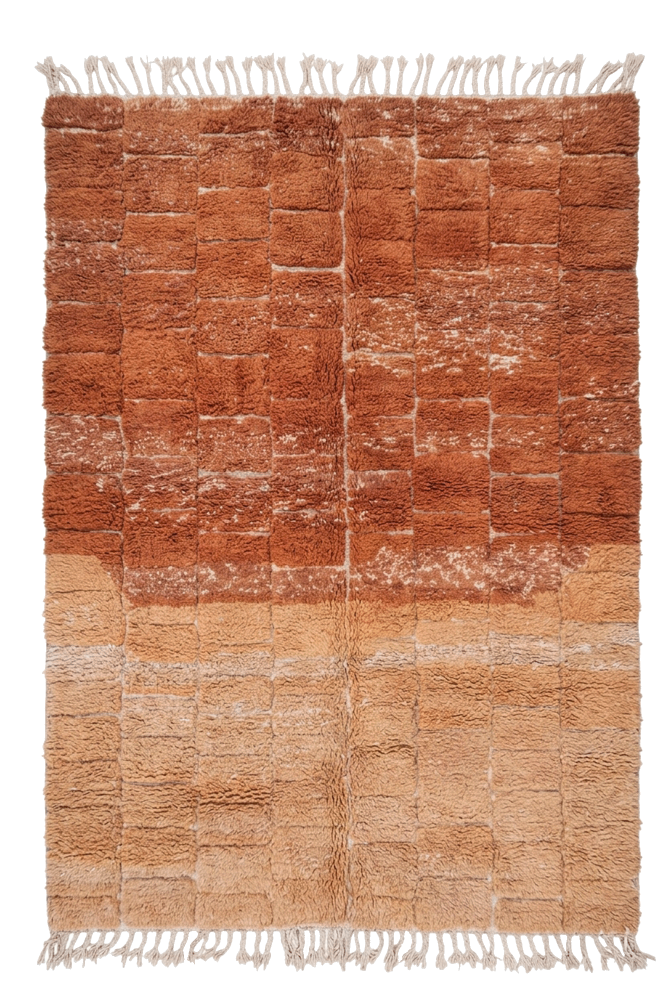 Tapis berbère aux nuances de terre, présentant des motifs carrés en dégradé de brun et beige avec des franges délicates.