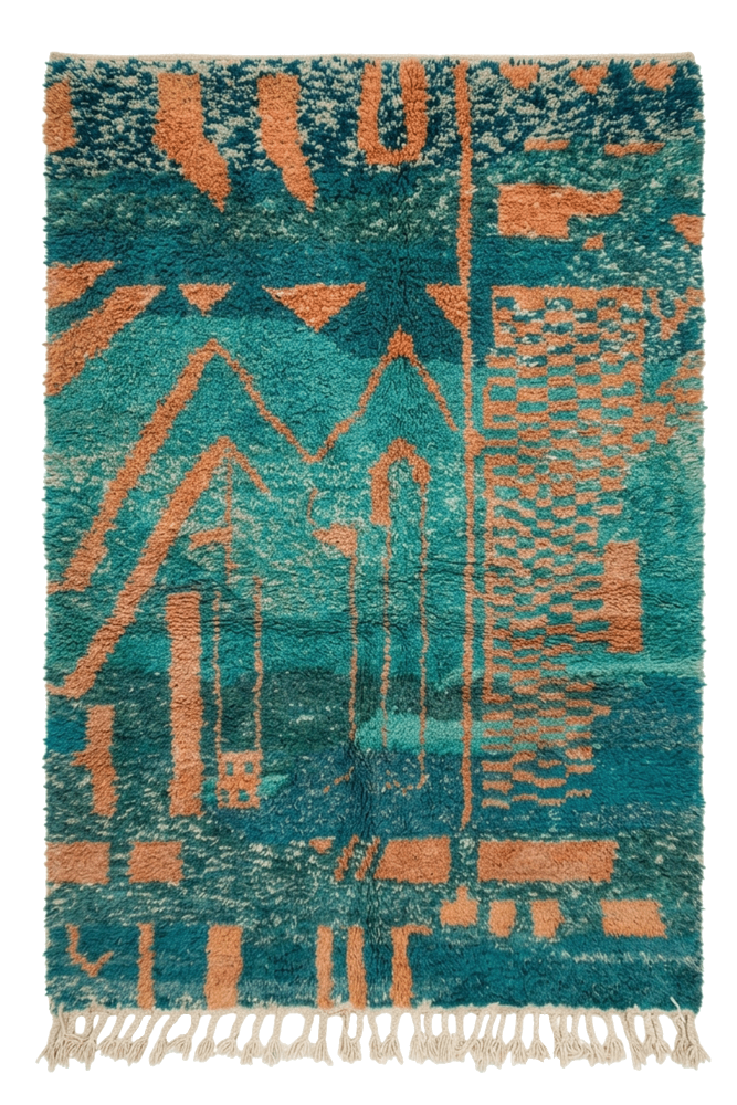 Tapis berbère aux motifs géométriques en bleu turquoise et orange, apportant une touche artisanale et moderne.