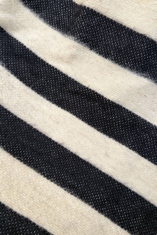 Plaid berbère à rayures noires et blanches, élégant et moderne.