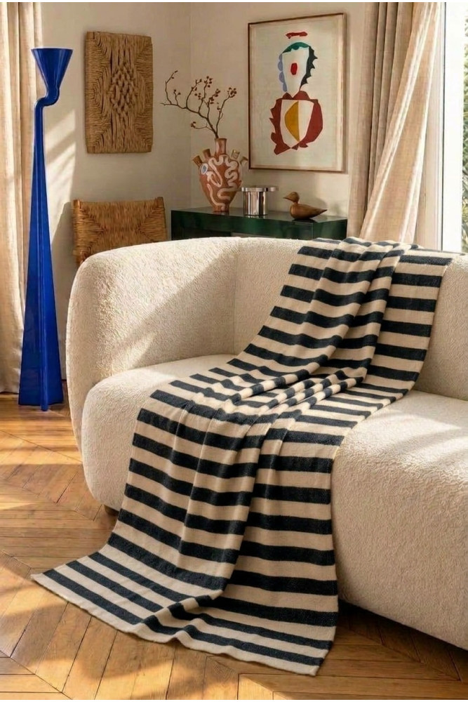 Plaid berbère à rayures noires et beiges, style moderne et élégant.