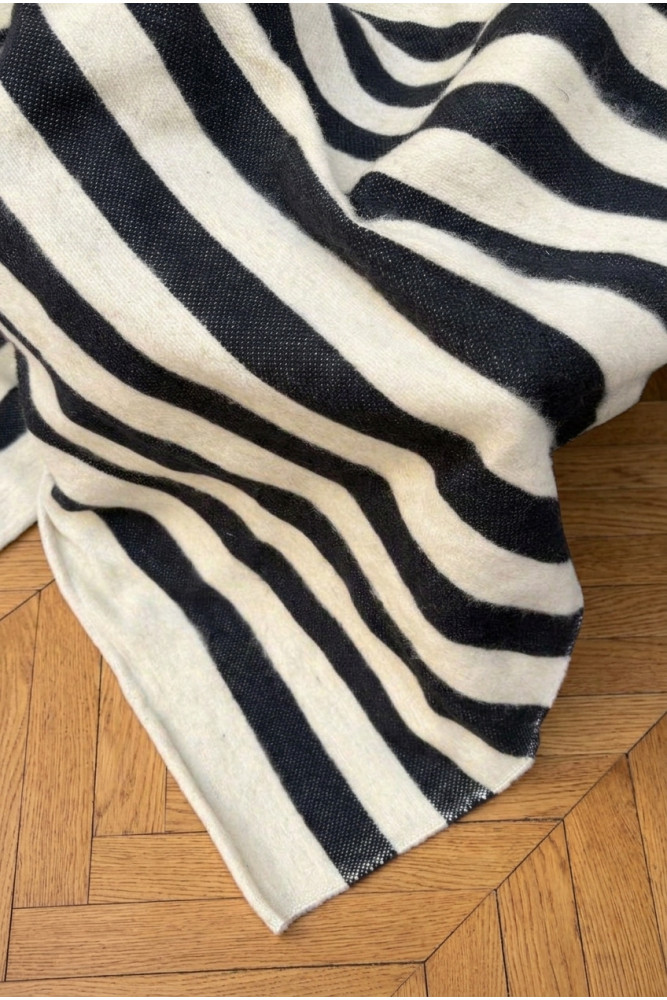 Plaid berbère à rayures noires et blanches, élégant et moderne pour décoration intérieure.