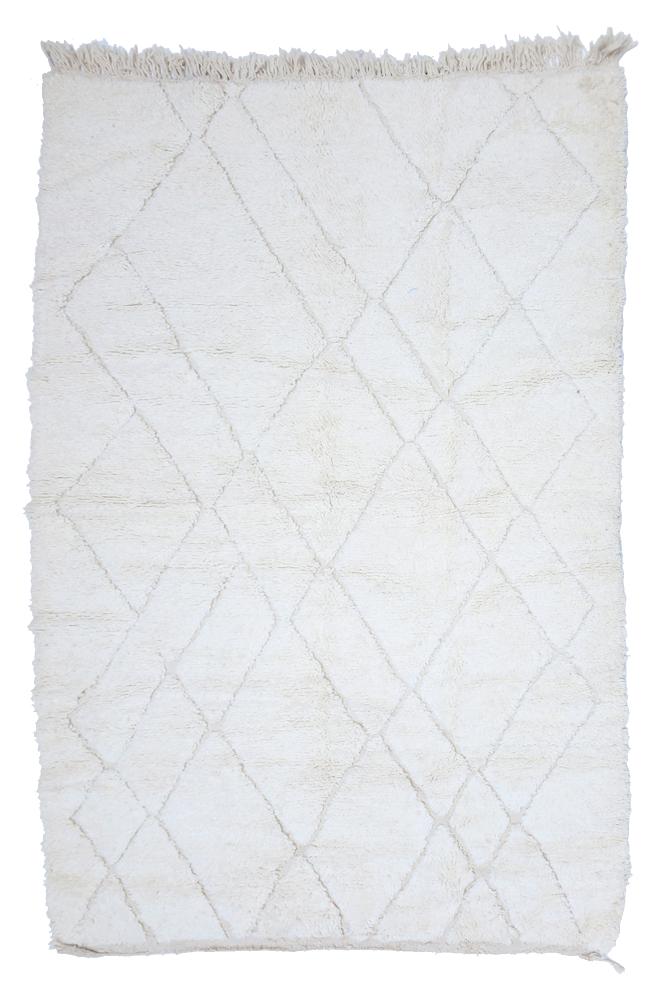 Tapis berbère blanc avec motifs en losanges subtils et texture douce, idéal pour un intérieur moderne et chaleureux.