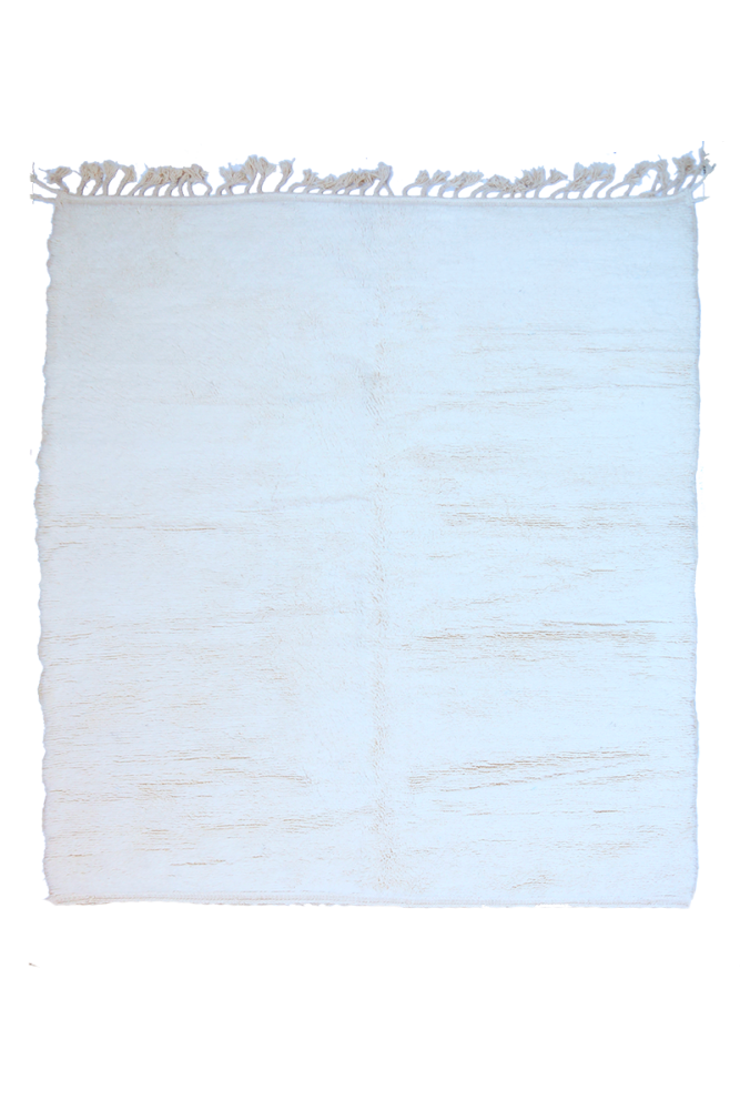 Eleganter Berber Teppich mit weißen Nuancen, minimalistischen Mustern und weicher Textur.