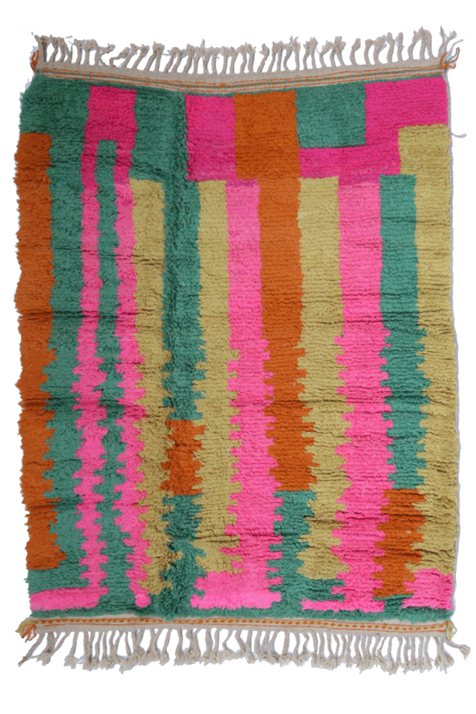 Tapis berbère coloré avec des motifs géométriques en rose, vert, orange et jaune, ajoutant une touche moderne et vibrante.
